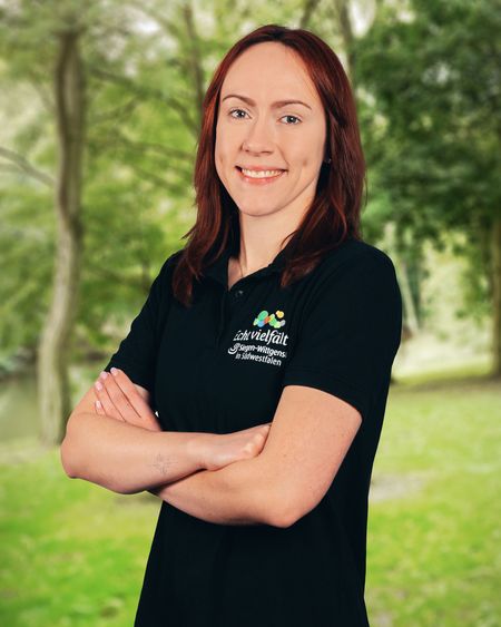 Portraitbild einer Mitarbeiterin in der Natur