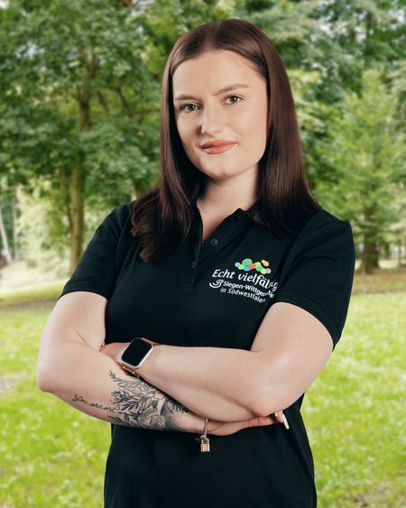 Portraitbild einer Mitarbeiterin in der Natur