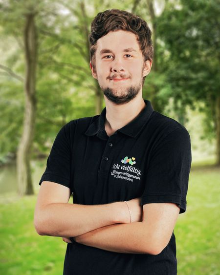 Portraitbild eines Mitarbeiters in der Natur