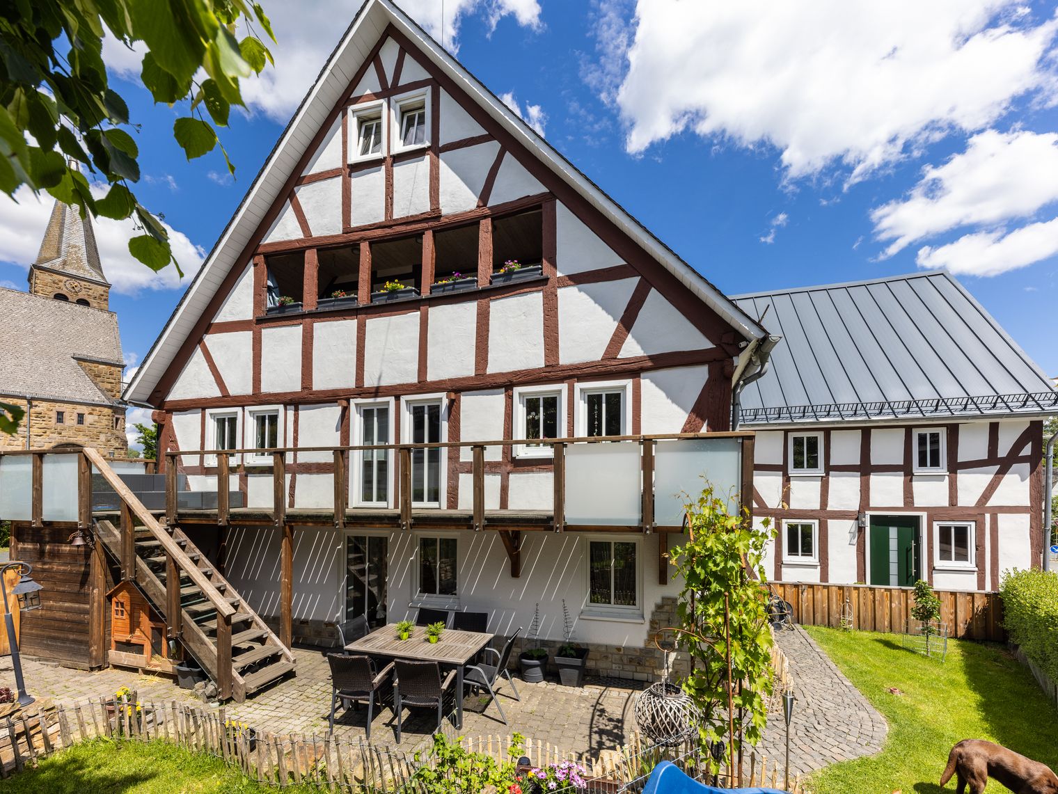 Das Bild zeigt ein sonnenbeschienenes Fachwerkhaus.