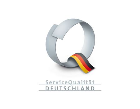 Das Bild zeigt ein silbergraues, ringförmiges „Q“, das sich nach unten öffnet und an dessen unterem Ende ein Band in den Farben Schwarz, Rot und Gold herausragt. Unter dem Symbol steht der Schriftzug „Servicequalität Deutschland“ in eleganten Großbuchstaben. Insgesamt wirkt das Logo wie ein offizielles Qualitätssiegel für ausgezeichneten Service in Deutschland.