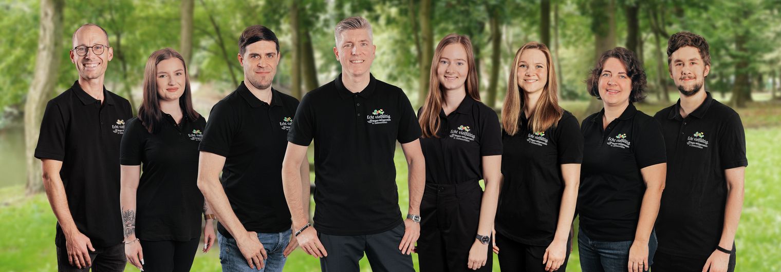 Gruppenfoto des Teams vom Touristikverband Siegen-Wittgenstein in der Natur