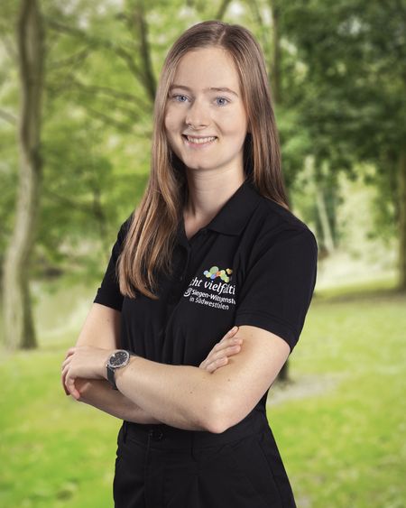 Portraitbild einer Mitarbeiterin in der Natur