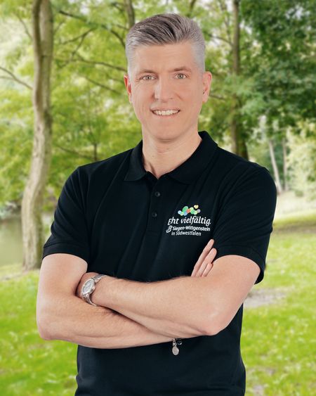 Portraitbild der Geschäftsführung in der Natur