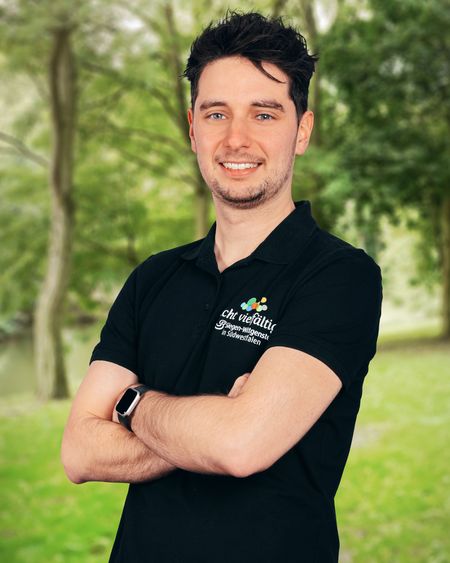 Portraitbild eines Mitarbeiters in der Natur