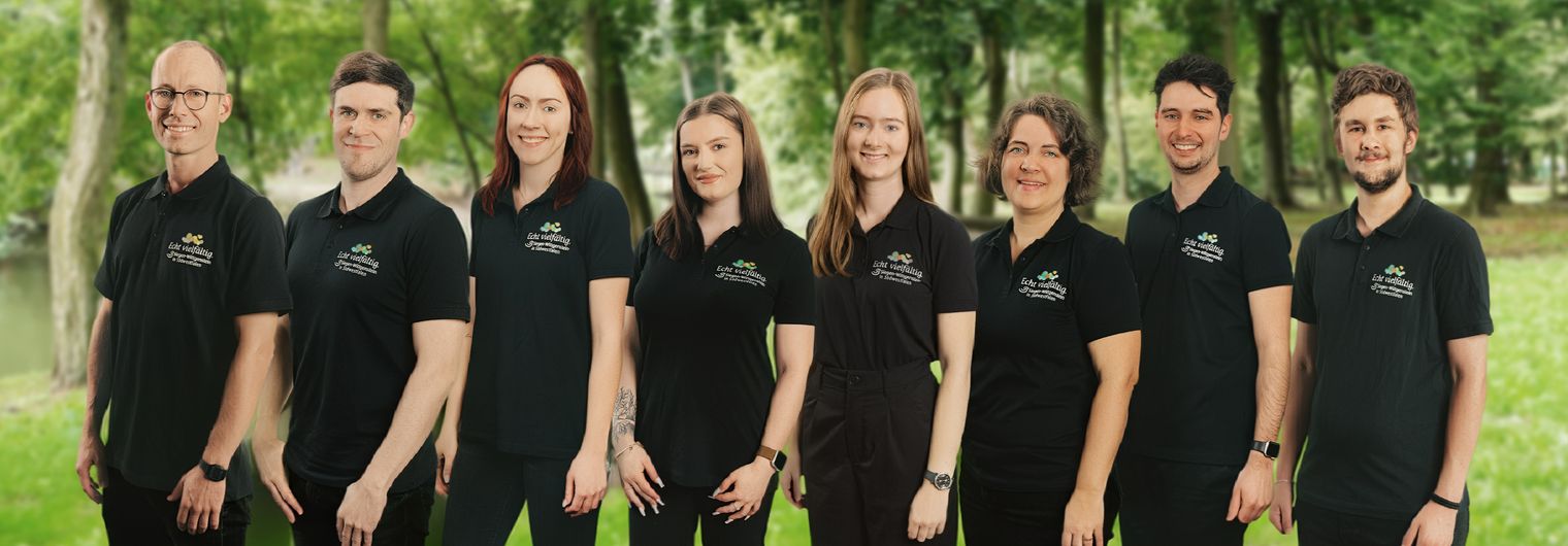 Gruppenfoto des Teams vom Touristikverband Siegen-Wittgenstein in der Natur