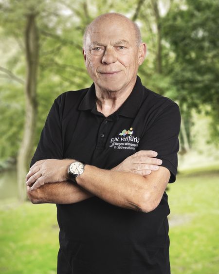 Portraitbild eines Mitarbeiters in der Natur