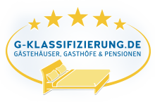 Das Bild zeigt ein blau-gelbes Logo mit fünf goldenen Sternen am oberen Rand. Darunter steht der Schriftzug „G-KLASSIFIZIERUNG.DE – Gästehäuser, Gasthöfe & Pensionen“ in blauen Großbuchstaben. Im unteren Bereich ist eine stilisierte gelbe Darstellung eines Betts und einer Lampe zu sehen, die auf eine Unterkunftsklassifizierung hinweist.