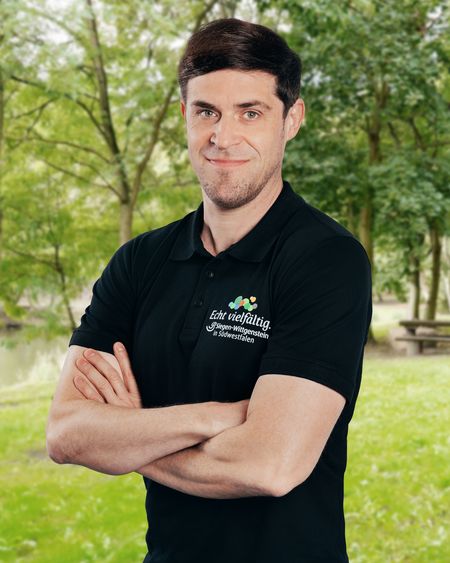 Portraitbild eines Mitarbeiters in der Natur