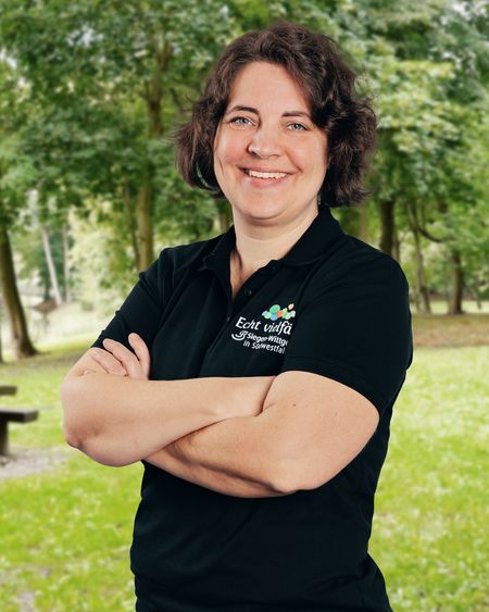 Portraitbild einer Mitarbeiterin in der Natur