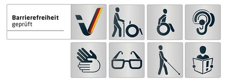Das Bild zeigt mehrere Symbole, die verschiedene Aspekte der Barrierefreiheit darstellen, darunter Markierungen für Gehbehinderung, Rollstuhlnutzung, Hör- und Sehbehinderung. Die Piktogramme sind in einem Raster aus sieben grauen Kästchen angeordnet. Links daneben steht der Text „ZERTIFIZIERTE BARRIEREFREIHEIT“, was auf eine offizielle Prüfung oder Auszeichnung hinweist.