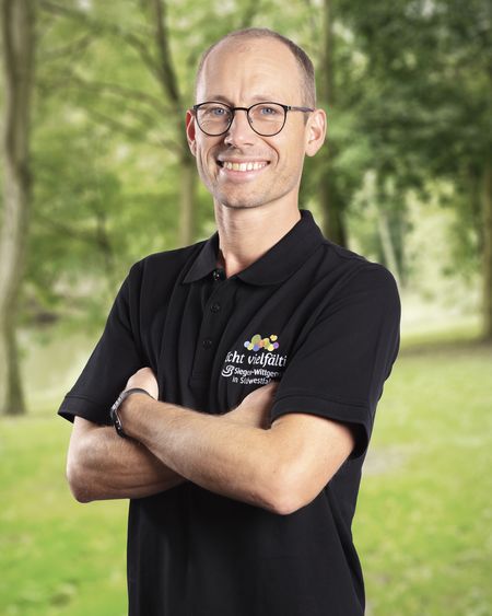 Portraitbild einer Mitarbeiters in der Natur